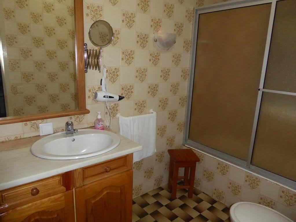 Casa De Hospedes Isaias أنغرا دو إِراويزو المظهر الخارجي الصورة