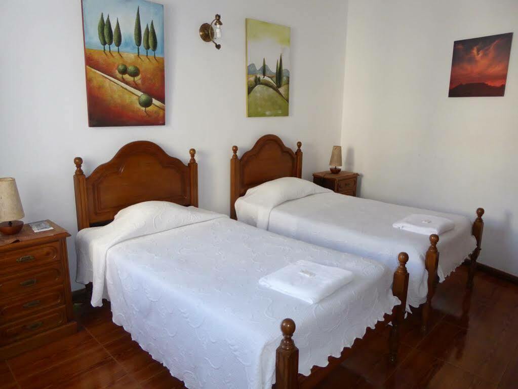 Casa De Hospedes Isaias أنغرا دو إِراويزو المظهر الخارجي الصورة