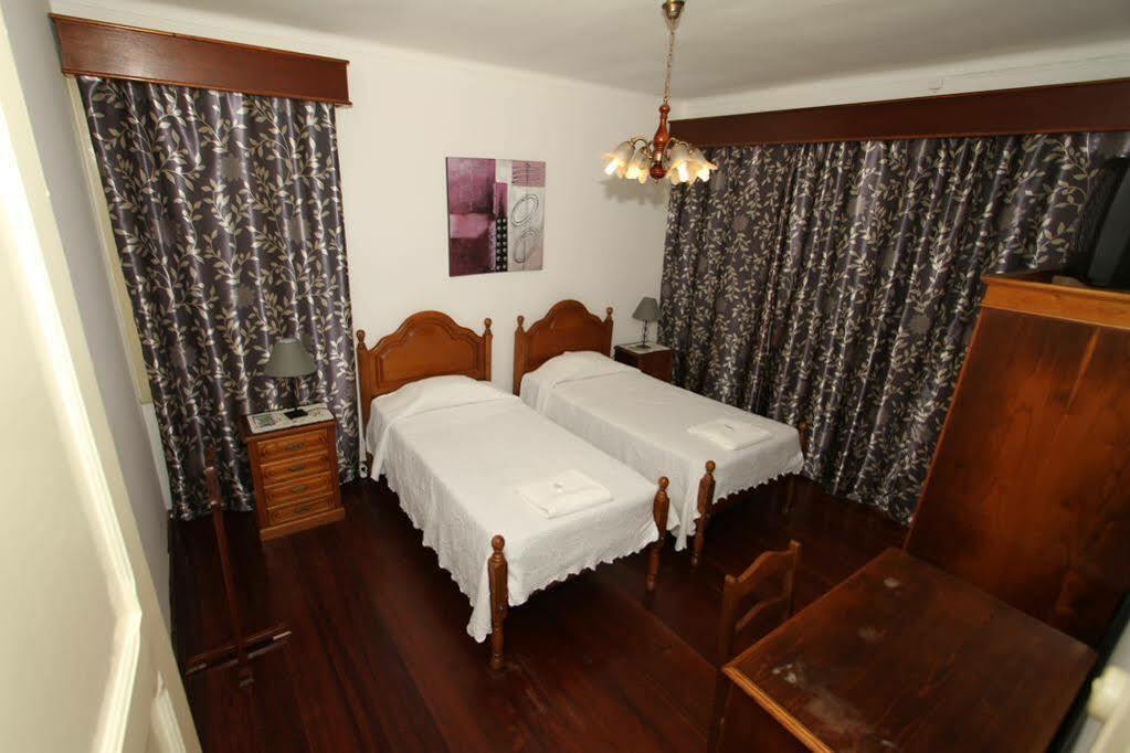 Casa De Hospedes Isaias أنغرا دو إِراويزو المظهر الخارجي الصورة