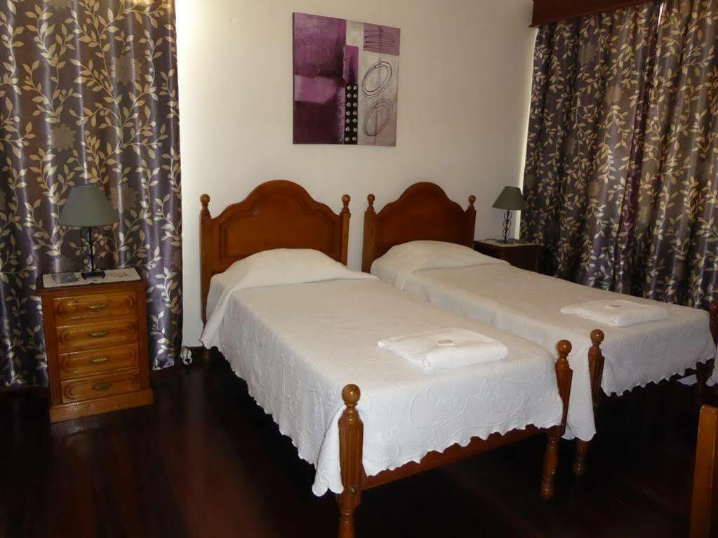 Casa De Hospedes Isaias أنغرا دو إِراويزو المظهر الخارجي الصورة